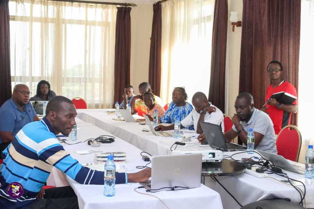 Kisped a group of adults in a business meetings